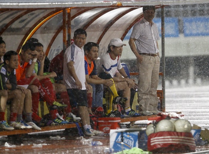 Nhưng một cơn mưa nặng hạt bất chợt kéo đến như muốn báo hiệu điều xấu đối vối đội bóng đất Cảng.